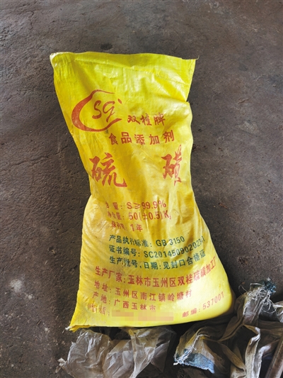 所述电机的输出端贯穿混料罐的顶部延伸至混料罐的内部并通过联轴器固定安装有搅拌辊