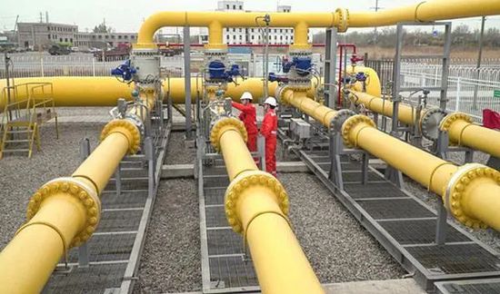 来源：人民日报海外版 本报记者 王 平《人民日报海外版》（2026年02月14日 第 04 版）图为一名女士在香港利东街与新春装饰“桃花树”合影