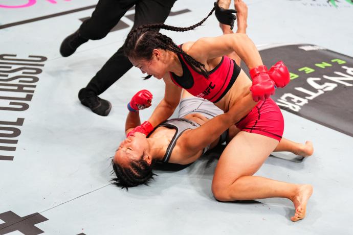 成为职业UFC选手后，这位29岁的格斗女中医震惊海