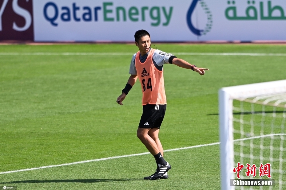 中国裁判组亚洲杯首秀引争议 韩国队黄牌风波引