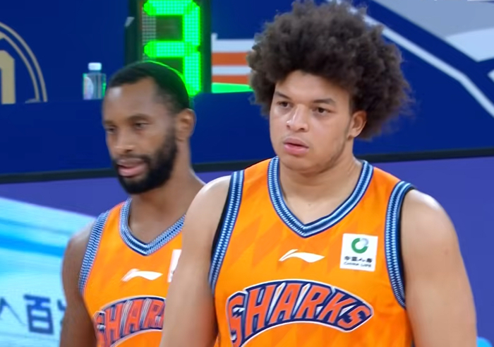 上海队豪取八连胜坐稳榜首，CBA总冠军悬念渐消