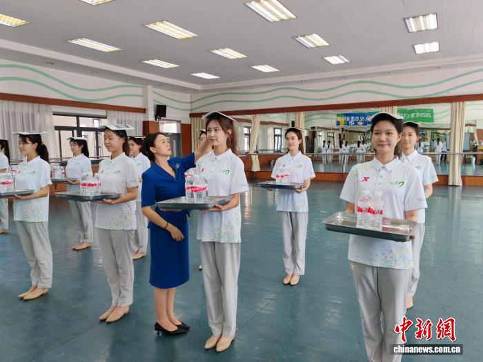 成都世运会新疆志愿者：用微笑传递温暖与精彩