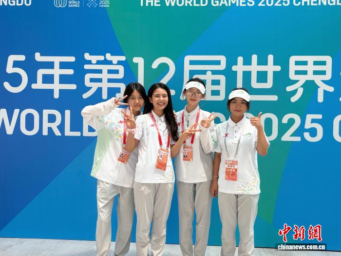 成都世运会新疆志愿者：用微笑传递温暖与精彩