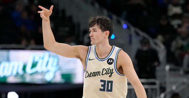 雄鹿大胜篮网终结两连败格林砍35分引领反击